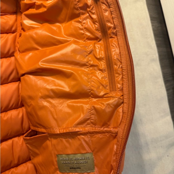 Patagonia Vibrant Orange Quilted Vest Sz L   NWOT - Picture 4 of 4
